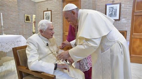 Benedetto XVI è molto malato le preghiere di Papa Francesco