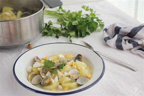 Patatas En Ajopollo Con Almejas Cocinando Entre Olivos