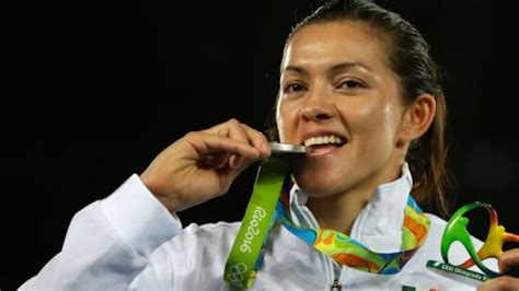 María Espinoza manda buenas vibras a taekwondoínes Briseida Acosta y