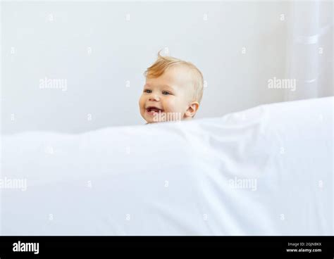 Enfant Petit Sourire Heureux Mignon Amusement Banque De Photographies