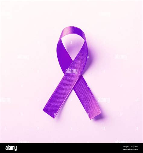 Ruban violet symbole de sensibilisation au cancer du pancréas Photo