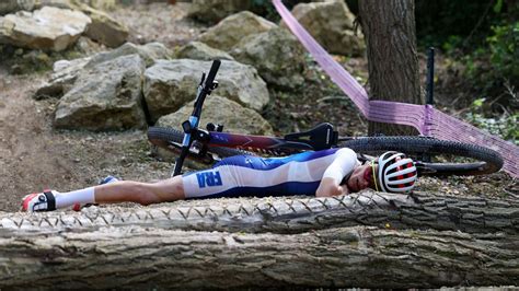 VTT femmes abandon de Loana Lecomte après une lourde chute Eurosport