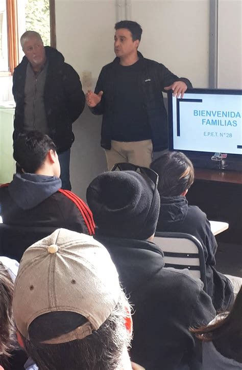 De Los Ríos y Stadlin se reunieron con la comunidad educativa de la