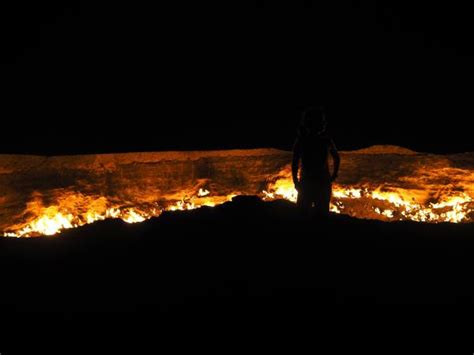 Exploring the Darvaza Crater - The gateway to hell - A bear and a pig