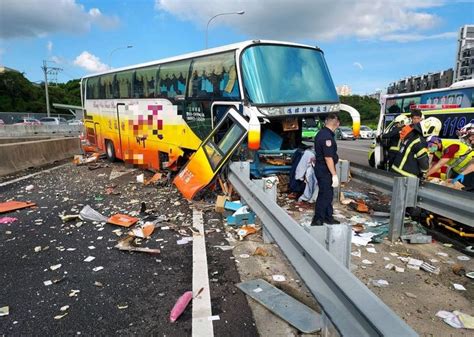 疑駕駛分心！ 國1楊梅休息站遊覽車撞護欄1傷