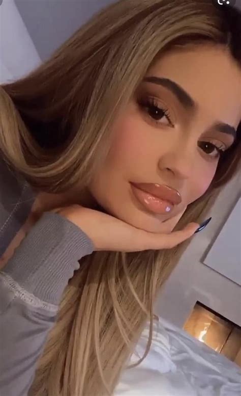 Imagine Those Big Lips Around Your Cock🥵 Kyliejennerpics