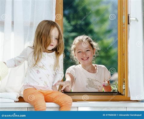 Duas Irmãs Que Jogam No Banheiro Foto De Stock Imagem De Adolescente