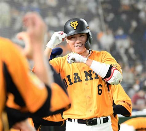 巨人・坂本勇人が19試合ぶり14号2ラン ベンチでは先発・戸郷にガッツ注入 東スポweb