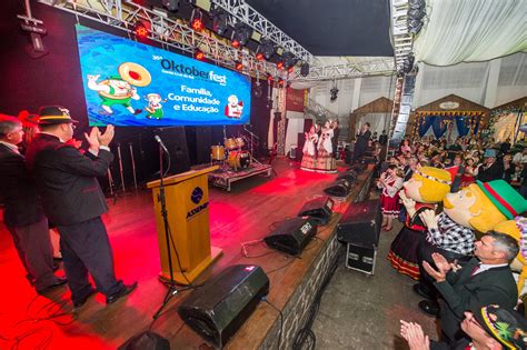 Fam Lia Comunidade E Educa O O Tema Da Oktoberfest