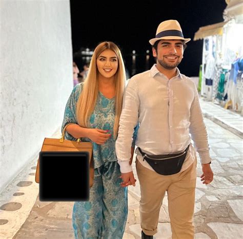 Paseo Nocturno De La Jequesa Mahra Y Del Jeque Mana En Mykonos Perfiles