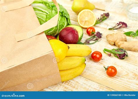 Concepto De Grocering Bolsa De Papel Llena De Diversas Frutas Foto De