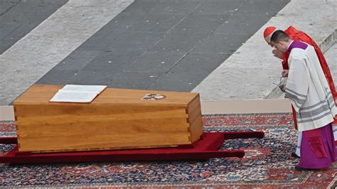 Homélie du pape inhumation revivez la cérémonie des funérailles de