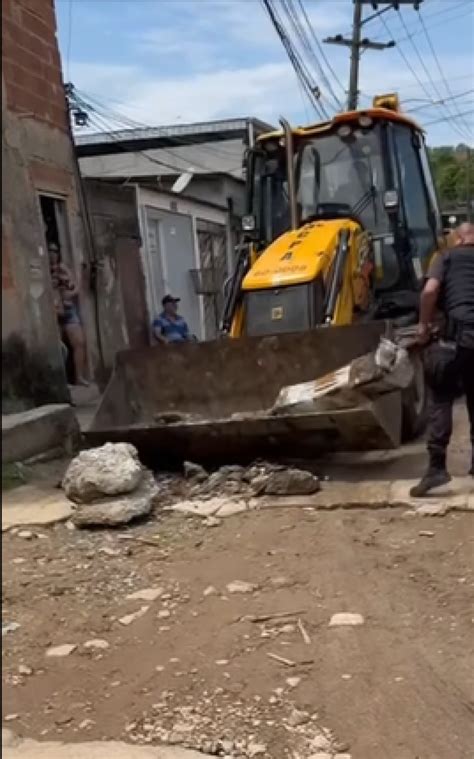 Pm Retira Toneladas De Barricadas Do Tr Fico De Drogas No S O