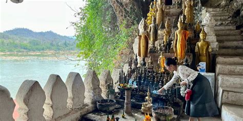 Am Mekong Heilige H Hlen Mit Buddha Statuen