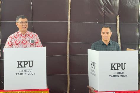 Pj Bupati Heri Roni Dan Kajari Firman Nyoblos Di TPS Desa Ujung Karang