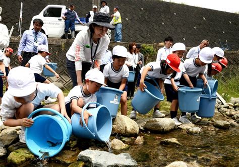 アユ元気に育ってね 大林小児童が500匹放流 広島市安佐北区47news（よんななニュース）