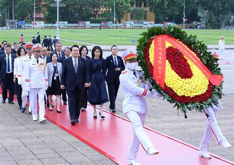 Việt Nam bắn 21 phát đại bác đón Tổng thống Hàn Quốc Yoon Suk Yeol