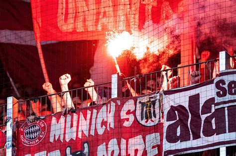 Mitten In M Nchen Hooligans Des Fc Bayern Und M Nchen Liefern