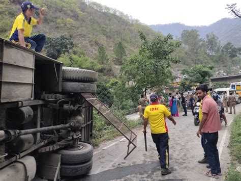 बद्रीनाथ दर्शन से लौट रही राजस्थान की बस ब्रेक फेल होने से पलटी No