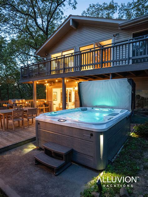 Relax In This Treetop Retreat With An Oversized Hot Tub In Tuxedo Park Alluvion Vacations