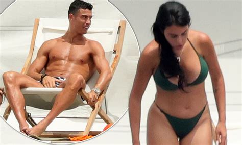 Cristiano Ronaldo S Girlfriend Georgina Rodríguez Shows Off Her Curves Hot Lifestyle News