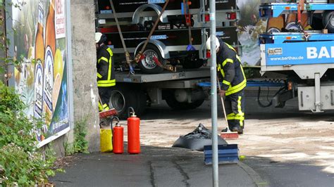 Fotos Lkw Steckt Unter Br Cke Fest Zentgrafenstra E Gesperrt