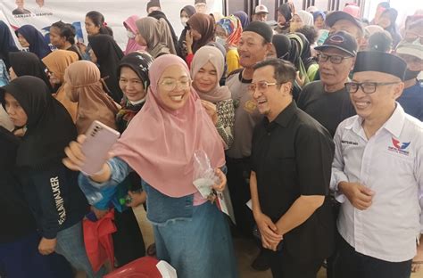 Momen Caleg Perindo Yusuf Mansur Dan Wahyu Nur Iman Foto Bareng Warga