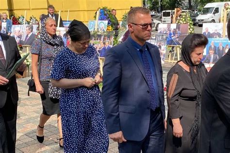 Андрій Вадатурський не вірить, що ракета попала в дім його батьків ...