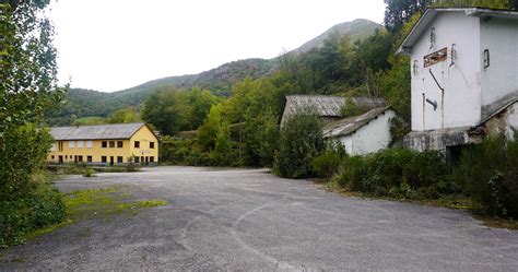 Instalaciones Abandonadas Del Grupo Coto Narcea Monasterio De Hermo