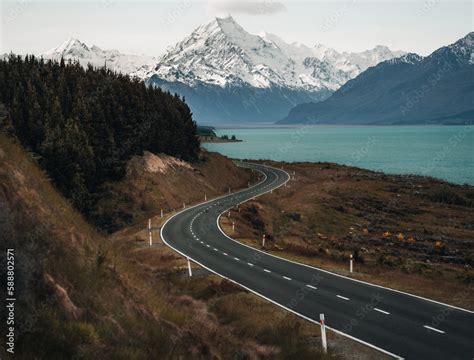 Foto De Scenic Winding Road Along Lake Pukaki To Mount Cook National