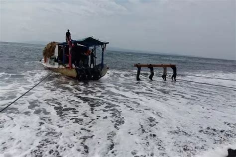 Gelombang Tinggi Aktivitas Penyeberangan Ke Nusa Penida Terganggu