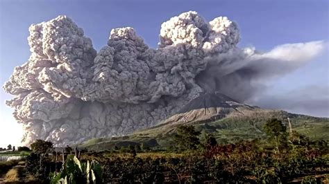 Indonesien Riesige Aschewolke steigt nach Vulkanausbruch über Insel