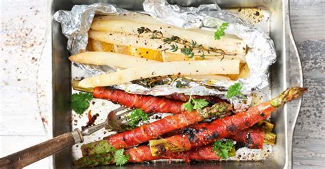 Grüner und weißer gegrillter Spargel Rezept | EAT SMARTER