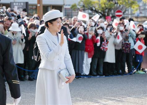 近鉄橿原神宮前駅に到着し、集まった人たちに手を振られる：愛子さま 写真特集：時事ドットコム