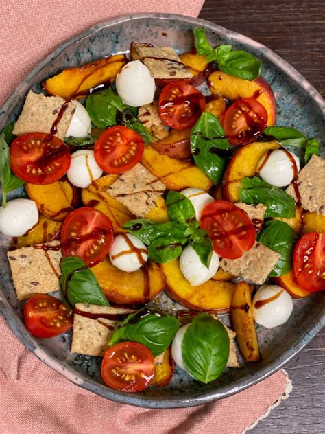 SALATA CAPRESE CU PIERSICI LA GRATAR Danielaniculi Ro