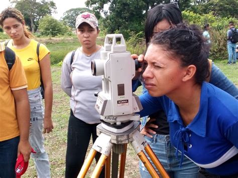 Estudiantes del VPDR realizan prácticas del Subproyecto Topografía