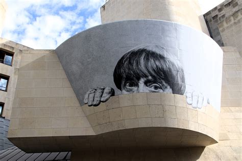 Paris JR rend hommage à son amie Agnès Varda avec un collage XXL sur