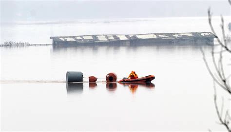 Barca Con A Bordo Due Amici A Caccia Di Anatre Si Ribalta Nel Lago Di