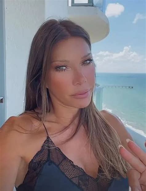 Catherine Fulop arrasó en Instagram la foto en MICROBIKINI NUDE de