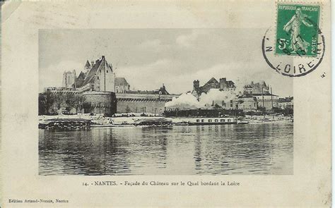 Nantes Façade du château sur le Quai bordant la Loire Carte postale