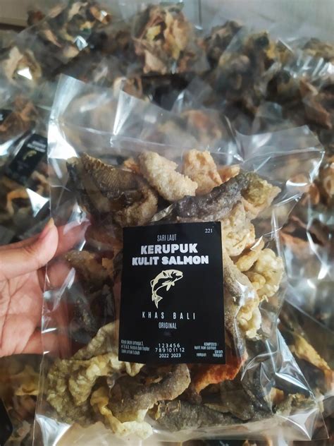 Kerupuk Kulit Ikan Salmon Keripik Ikan Salmon Skin Crackers Matang