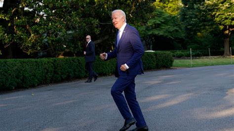 Joe Biden stürzt auf Bühne Ein Sandsack ein Hüpfer und Trippel Tipps