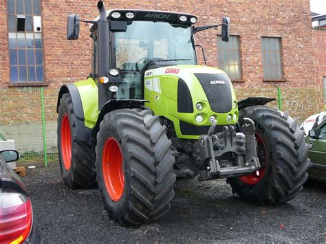 CLAAS Arion 640 steht auf der Ausstellungsfläche der