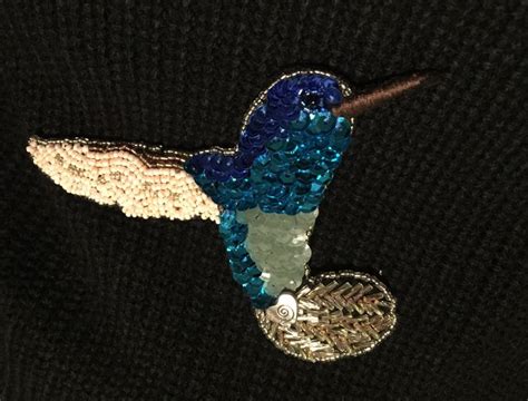 Broche de colibrí bordado en hilos y pedrería Hummingbird brooch