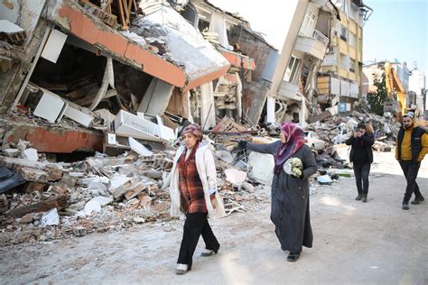 Trzęsienie ziemi w Turcji i Syrii Żywi ludzie pod gruzami po ponad 100