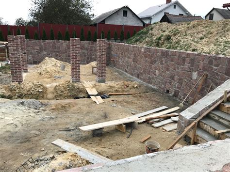 Підпірна стіна з червоного піщанику