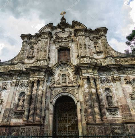 La Fachada De La Iglesia De La Compañía De Jesús En La Ciudad De Quito