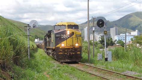 Duas Locomotivas Acelerando Forte Subindo Rampa Trem De Carga Geral