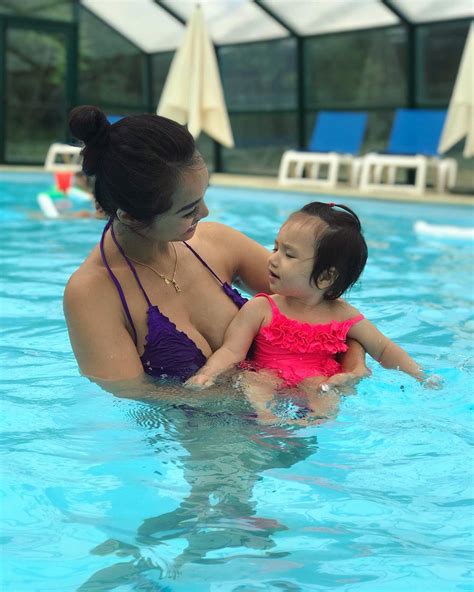 Diện bikini ôm con ngủ ở bãi biển mẹ bỉm sữa khiến dân tình xôn xao hóa ra người quen