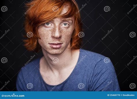 Hombre Joven Con Las Pecas Foto De Archivo Imagen 25460770